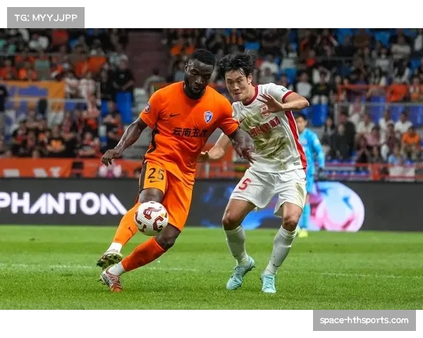 恩昆库点射破门后指向队徽，米兰主场球迷高歌回应